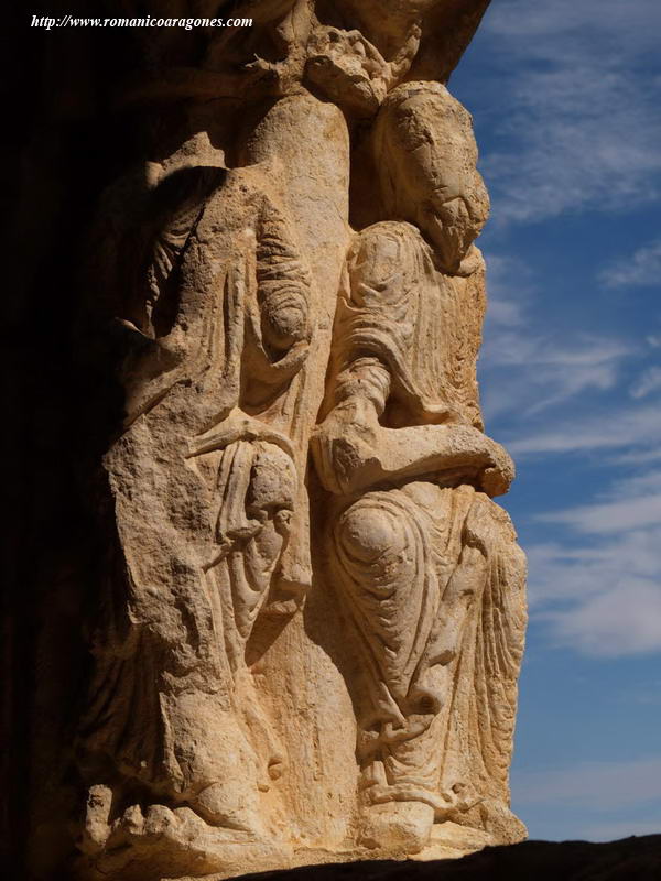 COLUMNA DECORADA AL ESTE